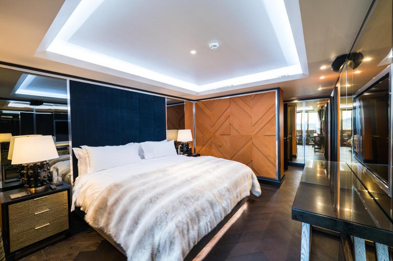 Five Zurich - Luxury City Resort Exteriör bild The bedroom of the 2014 suite