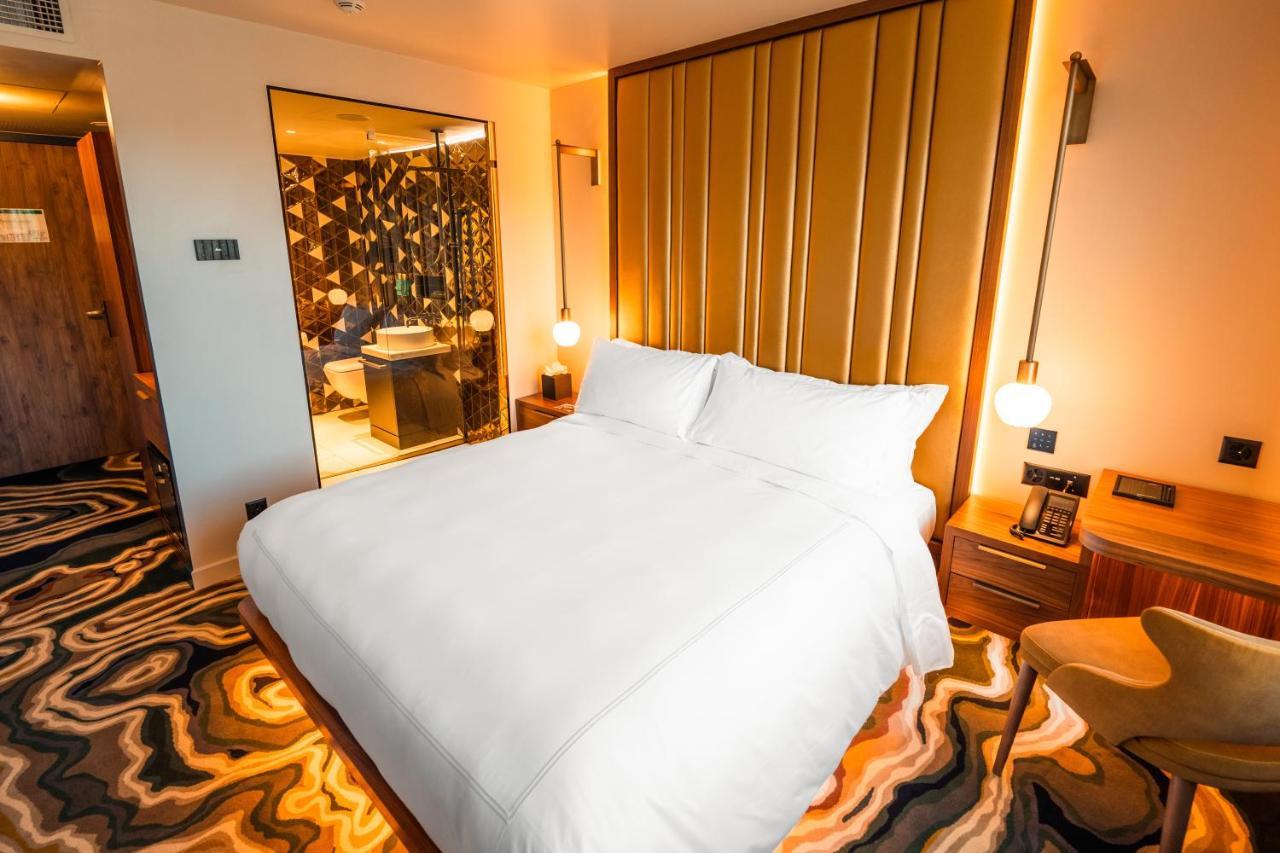 Five Zurich - Luxury City Resort Exteriör bild A bedroom at the hotel